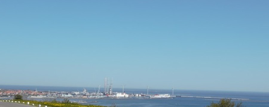 fra toppen af Frederikshavn by ud mod havnen